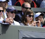 Roger Federer va tenter de reconquérir son titre à Wimbledon 2011. Comme toujours, sa femme Mirka est dans les gradins. 