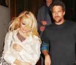Pamela Anderson et son boyfriend Jon Rose.