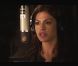 Eva Mendes charme avec sa douce voix... Une chanteuse est née
