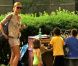 Heidi Klum surveille Henry et Johan au parc à New York le 25 juin 2011