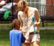 Heidi Klum tente d'apprendre à Henry comment faire des billes lors d'une après-midi passée au parc à New York le 25 juin 2011