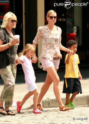Heidi Klum, ses enfants Leni et Johan en compagnie de sa mère Erna Klum au parc à New York le 25 juin 2011