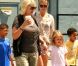 Heidi Klum accompagnée de ses enfants Leni, Henry et Johan et de sa mère Erna Klum en direction du parc à New York le 25 juin 2011