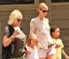 Heidi Klum accompagnée de ses enfants Leni, Henry et Johan et de sa mère Erna Klum en direction du parc à New York le 25 juin 2011