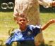 Henry n'en revient pas : sa maman Heidi Klum sait faire des bulles au parc à New York le 25 juin 2011