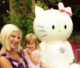 Tori Spelling et sa fille Stella, ainsi qu\'une énorme peluche Hello Kitty lors de l\'anniversaire de Stella, le 11 juin 2011 à Los Angeles.  <br />