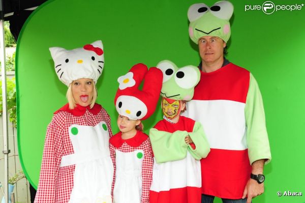 Tori Spelling, son mari Dean McDermott, et leur enfant Stella et Liam déguisés en Hello Kitty, à Los Angeles le 11 juin 2011. Ils ont organisé une incroyable fête d'anniversaire spéciale Hello Kitty pour les trois ans de leur fille Stella.