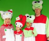 Tori Spelling, son mari Dean McDermott, et leur enfant Stella et Liam déguisés en Hello Kitty, à Los Angeles le 11 juin 2011. Ils ont organisé une incroyable fête d\'anniversaire spéciale Hello Kitty pour les trois ans de leur fille Stella.