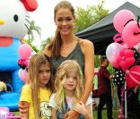 Denise Richards et ses filles Sami et Lola lors de la fête d\'anniversaire spéciale Hello Kitty pour les trois ans de Stella Spelling à Los Angeles le 11 juin 2011. <br />