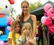 Denise Richards et ses filles Sami et Lola lors de la fête d'anniversaire spéciale Hello Kitty pour les trois ans de Stella Spelling à Los Angeles le 11 juin 2011.