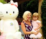 Tori Spelling et sa fille Stella entourées de Hello Kitty pour l\'anniversaire de Stella, le 11 juin 2011 à Los Angeles. <br />
