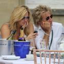 Rod Stewart préfère les belles carrosseries au décolleté ravageur de sa femme