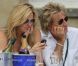 Rod Stewart préfère les belles carrosseries au décolleté ravageur de sa femme