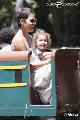 Halle Berry et sa charmante Nalah passent un moment complice et joyeux dans un parc à Los Angeles, 27 juin 2011