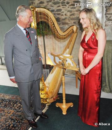 Le prince Charles a une nouvelle harpiste officielle : la jeune Hannah Stone, 24 ans, a fait ses grands débuts dans sa nouvelle fonction le 27 juin 2011 dans la ferme du prince au Pays de Galles.