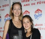 Gabrielle Lazure et sa fille Emma lors du 75e anniversaire de la célèbre boîte de nuit le Balajo à Paris le 27 juin 2011