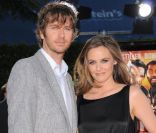 Alicia Silverstone nous présente son trésor, Bear Blu né le 5 mai dernier. Los Angeles, 11 août 2008 
