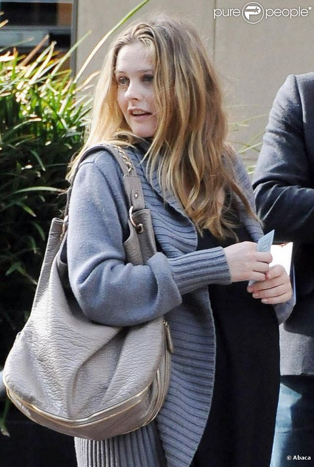 Alicia Silverstone est maman d'un petit Bear Blu né le 5 mai dernier. Elle pose avec son fils dans le magazine américain US Weekly. Los Angeles, 25 mars 2011