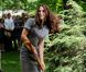 Catherine, duchesse de Cambridge, a respecté la tradition en plantant un arbre, symbole d'amour, à Ottawa, au Canada, le 2 juillet 2011
