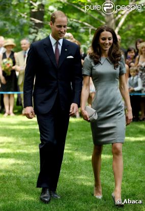 Le prince William et Catherine, duchesse de Cambridge, ont respecté la tradition en plantant un arbre, symbole d'amour, à Ottawa, au Canada, le 2 juillet 2011