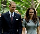 Le prince William et Catherine, duchesse de Cambridge, ont respecté la tradition en plantant un arbre, symbole d\'amour, à Ottawa, au Canada, le 2 juillet 2011