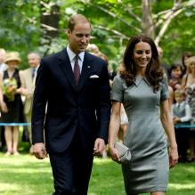 Le prince William et Catherine, duchesse de Cambridge, ont respecté la tradition en plantant un arbre, symbole d'amour, à Ottawa, au Canada, le 2 juillet 2011