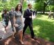 Le prince William et Catherine, duchesse de Cambridge, ont respecté la tradition en plantant un arbre, symbole d'amour, à Ottawa, au Canada, le 2 juillet 2011