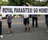 Le prince William et Kate, duchesse de Cambridge, ont dû faire face aux manifestants anti-monarchistes, à Montréal le 2 juillet 2011