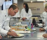 Le prince William et son épouse Kate jouent les chefs cuisiniers à l'Institut de tourisme et d'hôtellerie du Québec (ITHQ), le 2 juillet 2011