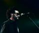 Look de rockeur et lunette noire pour le nouveau clip de Pascal Mono, issu de la Star Academy. La chanson est intitulée Voyager