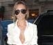 Avec sa jupe écossaise, sa chemise au décolleté ravageur et ses gants en cuir, Victoria Beckham mélange tous les styles pour un résultat des plus déroutants. New York, 11 septembre 2006
