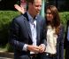  Pas d'excès de zèle intempestif : pour venir constater les dégâts et apporter du réconfort à Slave Lake, dans le nord de l'Alberta, William et Kate ont donné dans le casual, la duchesse ressortant son jean, son blazer Smythe et des compensées. 
 Sacrifiant leur parenthèse amoureuse, le prince William et Kate Middleton se sont rendus mercredi 6 juillet 2011 à Slave Lake, un village du nord de la province de l'Alberta dévasté par un terrible incendie le 15 mai. 