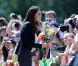  Malgré la précarité des 7 000 habitants de Slave Lake, ville détruite presque à moitié par un incendie en mai et en cours de reconstruction, la visite surprise de William et Kate a été célébrée avec ferveur. 
 Sacrifiant leur parenthèse amoureuse, le prince William et Kate Middleton se sont rendus mercredi 6 juillet 2011 à Slave Lake, un village du nord de la province de l'Alberta dévasté par un terrible incendie le 15 mai. 