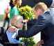  Avant de quitter Yellowknife à bord d'un jet Challenger le 5 juillet 2011, William et Kate ont rencontré Riley Oldford, un garçonnet infirme, sur le tarmac de l'aéroport. 
 Sacrifiant leur parenthèse amoureuse, le prince William et Kate Middleton se sont rendus mercredi 6 juillet 2011 à Slave Lake, un village du nord de la province de l'Alberta dévasté par un terrible incendie le 15 mai. 