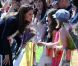  Malgré la précarité des 7 000 habitants de Slave Lake, ville détruite presque à moitié par un incendie en mai et en cours de reconstruction, la visite surprise de William et Kate a été célébrée avec ferveur. 
 Sacrifiant leur parenthèse amoureuse, le prince William et Kate Middleton se sont rendus mercredi 6 juillet 2011 à Slave Lake, un village du nord de la province de l'Alberta dévasté par un terrible incendie le 15 mai. 