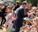  Malgré la précarité des 7 000 habitants de Slave Lake, ville détruite presque à moitié par un incendie en mai et en cours de reconstruction, la visite surprise de William et Kate a été célébrée avec ferveur. 
 Sacrifiant leur parenthèse amoureuse, le prince William et Kate Middleton se sont rendus mercredi 6 juillet 2011 à Slave Lake, un village du nord de la province de l'Alberta dévasté par un terrible incendie le 15 mai. 