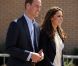  Pas d'excès de zèle intempestif : pour venir constater les dégâts et apporter du réconfort à Slave Lake, dans le nord de l'Alberta, William et Kate ont donné dans le casual, la duchesse ressortant son jean, son blazer Smythe et des compensées. 
 Sacrifiant leur parenthèse amoureuse, le prince William et Kate Middleton se sont rendus mercredi 6 juillet 2011 à Slave Lake, un village du nord de la province de l'Alberta dévasté par un terrible incendie le 15 mai. 