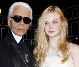 Karl Lagerfeld et Elle Fanning au défilé Chanel Haute Couture 2011/2012