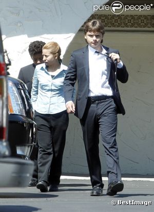 Les enfants de Michael Jackson quittant l'église après le service du dimanche, à Los Angeles le 3 juillet 2011 : Prince est un ado qui préfère les t-shirts au chemise/cravate 