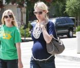 January Jones sort enfin avec une amie... Preuve qu'elle n'est pas vraiment seule au monde ! Los Angeles, 9 juillet 2011