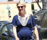 January Jones sort enfin avec une amie... Preuve qu'elle n'est pas vraiment seule au monde ! Los Angeles, 9 juillet 2011