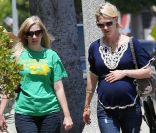 January Jones sort enfin avec une amie... Preuve qu'elle n'est pas vraiment seule au monde ! Los Angeles, 9 juillet 2011