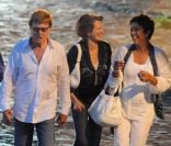 Robert Redford se promène sur les Quais de Seine, à Paris, en compagnie de sa douce épouse Sybille Szaggars et d\'amis. Juin 2011