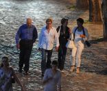 Robert Redford se promène sur les Quais de Seine, à Paris, en compagnie d\'amis et de son épouse Sybille Szaggars. Fin juin 2011