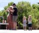 Tori Spelling, Dean McDermott, Stella et Liam passe un après-midi ensoleillé au parc.