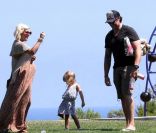 Tori Spelling, Dean McDermott, Stella et Liam passe un après-midi ensoleillé au parc.