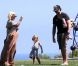 Tori Spelling, Dean McDermott, Stella et Liam passe un après-midi ensoleillé au parc.