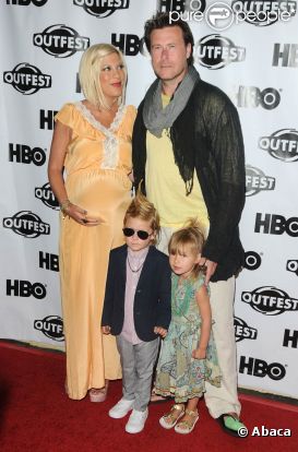 Tori Spelling, Dean McDermott, Stella et Liam lors de la première de Hoarders : Untold Story, à Los Angeles. Le 16 juillet 2011