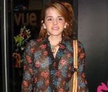 Emma Watson est encore une adolescente qui cherche son style... Mais déjà, elle sait comment poser devant les photographes ! Londres, 26 mars 2004 