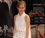 La jeune Emma Watson fréquente de plus en plus les tapis rouges et s'habille déjà comme une star de cinéma. Elle accorde parfaitement sa robe à ses ballerines plates et pointues argentée. Ni trop ni pas assez pour son âge... La jolie sorcière est déjà au top ! Londres, 3 novembre 2002 